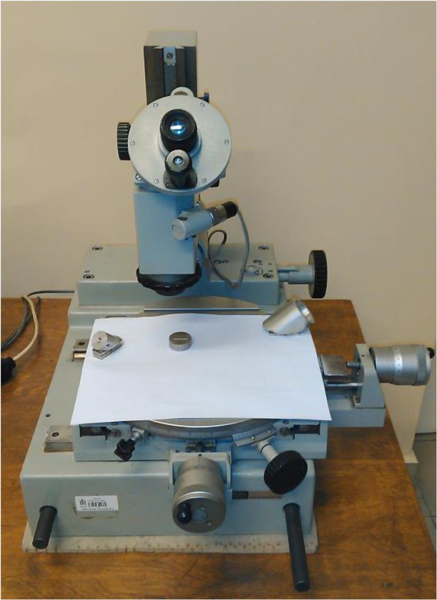Mikroskop wyposażony jest w układ optyczny pozwalający na obserwację przedmiotu w okularze z powiększeniem od do 5 razy.