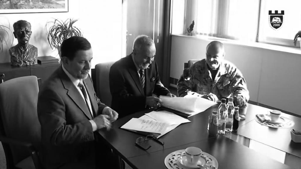 Stoją od lewej oficerowie (obecni generałowie): Wiesław Kukuła, Jerzy Gut, Marek Olbrycht, Włodzimierz Potasiński, gen. Kenneth E.