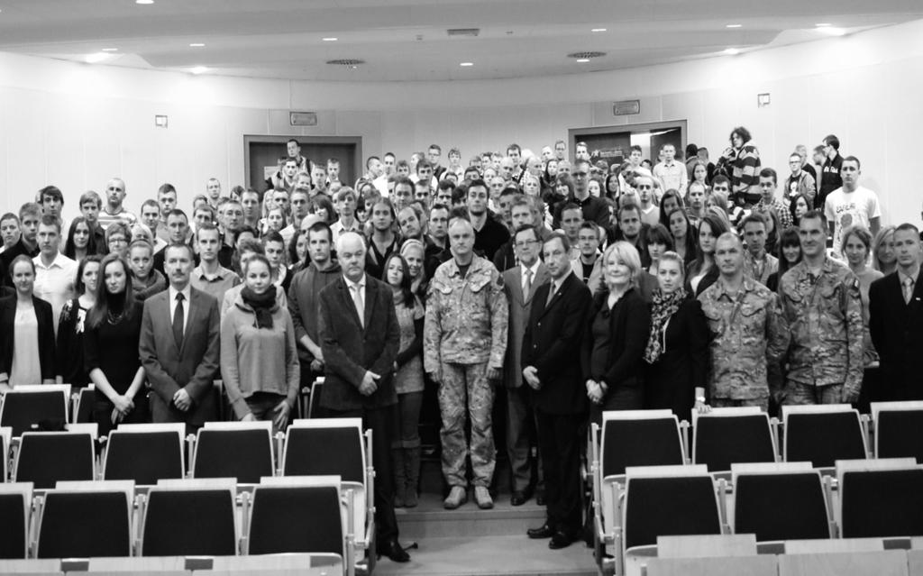 Piotra Patalonga, aula Krakowskiej Akademii im. Andrzeja Frycza Modrzewskiego, Kraków, 12.10.2012 r. W centralnej części auli stoją od lewej: gen.