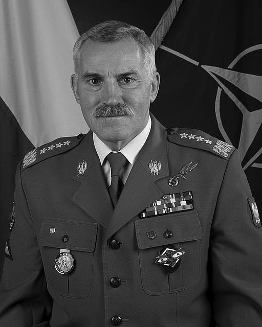 Noty o autorach gen.(r.) dr Mieczysław Bieniek prof. nadzw. KA Służbę wojskową rozpoczął w 1969 roku jako podchorąży WSOW- Zmech. we Wrocławiu.