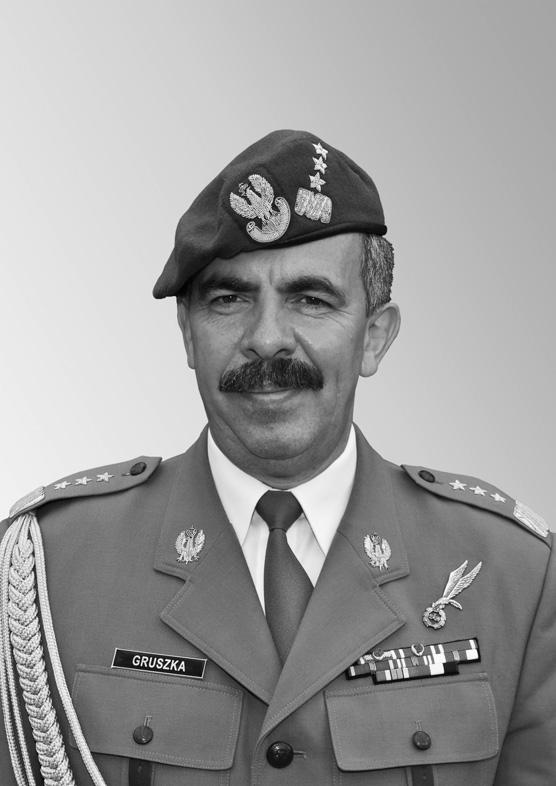 138 Noty o autorach gen. broni Edward GRUSZKA Służbę wojskową rozpoczął jako podchorąży WSOWZmech. we Wrocławiu. Pierwsze stanowiska dowódcze obejmował w pododdziałach rozpoznawczych 6.