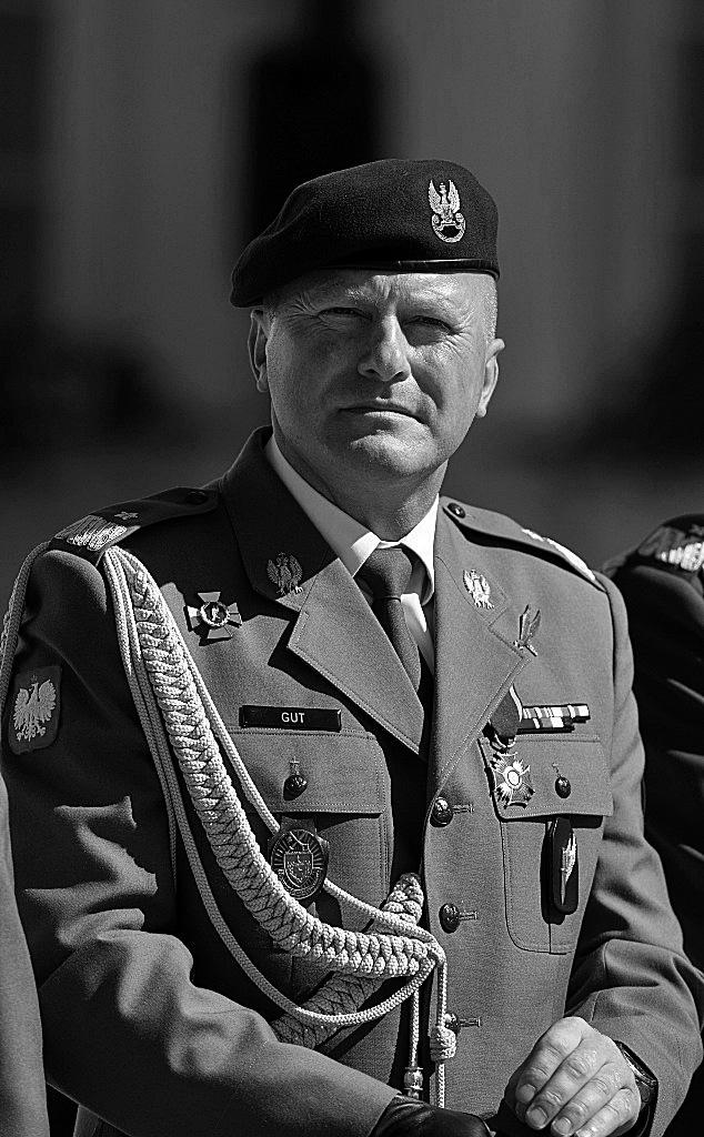 140 Noty o autorach gen. bryg. mgr Jerzy GUT Jest Dowódcą Komponentu Wojsk Specjalnych, w swojej bogatej karierze wojskowej dowodził m.in. 6. Batalionem Desantowo-szturmowym, Jednostką Wojskową GROM.