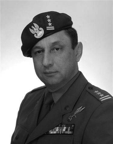 142 Noty o autorach płk. (r.) prof. zw. dr hab. Sławomir M.