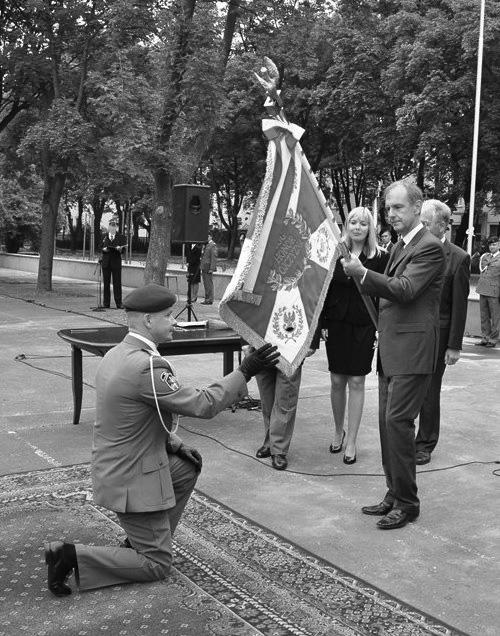 70 płk mgr Mariusz Skulimowski Fotografia 4. Wręczenie Sztandaru Jednostki Wojskowej NIL Źródło: h p://jw4724.wp.mil.pl/pl/4_4.html, wejście 30.03.2016.
