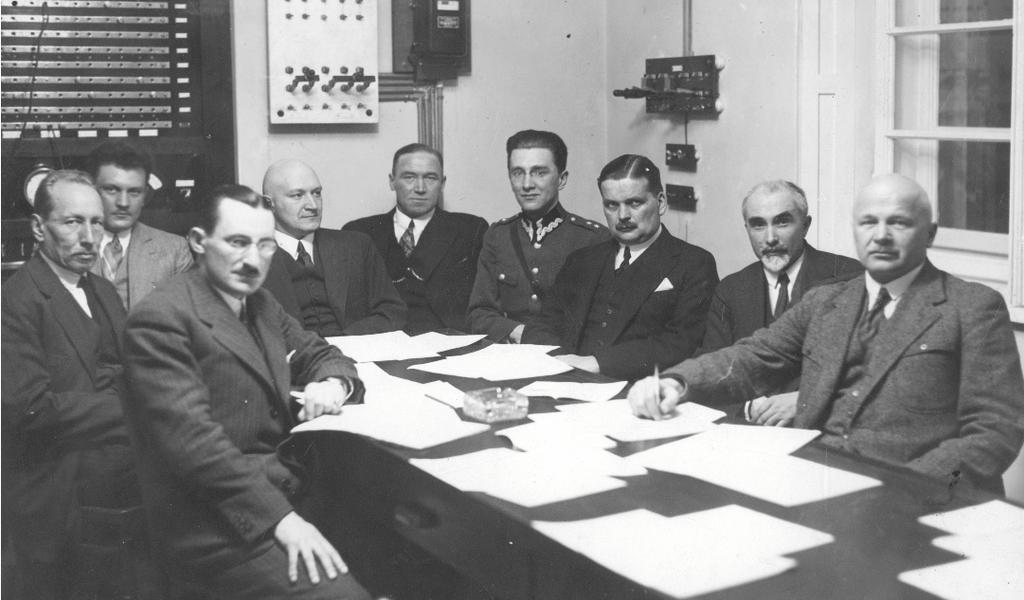 Rys. 3. Walne zgrom. czł. Inst. Radiotechnicznego, 28.3.1931; od lewej: prof. J.Groszkowski, dyr. Inst. prof. Dymitr Sokolcow, w-dyr. Inst. W. Cichowicz, sekr.