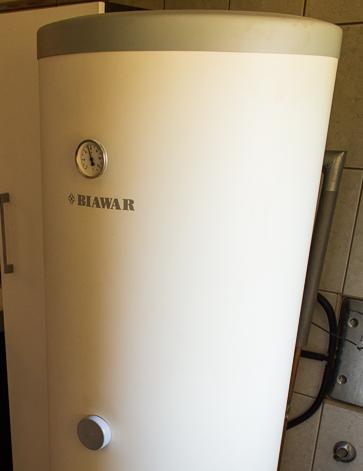 umożliwiających pozyskiwanie energii słonecznej na cele cieplne. Składa się z dwóch współosiowych rur szklanych (5,7), pomiędzy którymi jest warstwa- próżnia (6).