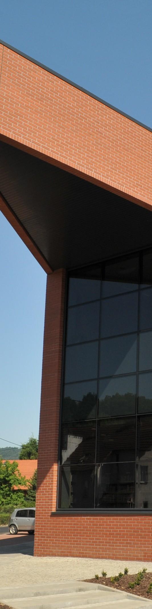 Zmiany w funkcjonowaniu bibliotek powiatowych Str. 6 MBP W MYŚLENICACH W maju 2012 r. w Myślenicach odbyło się otwarcie nowej siedziby MBP.