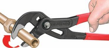 utwardzane zęby, twardość zębów około 61 HRC, co zapewnia niskie zużycie i pewny zacisk KNIPEX- Cobra XL/ XXL patrz str. 73 KNIPEX- "Cobra" - szczypce do rur nowej generacji.