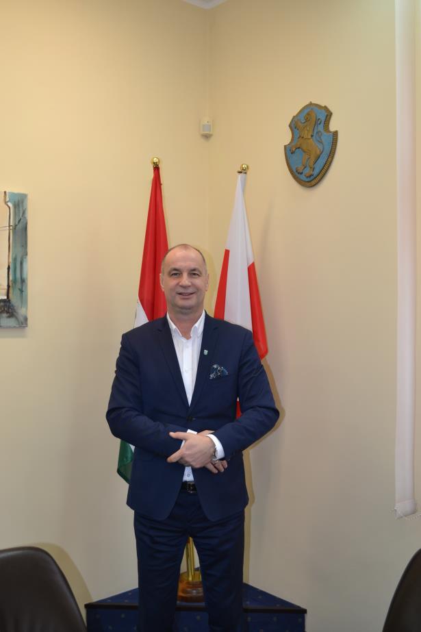 Burmistrz Lewina Brzeskiego Artur Kotara Składam przed Państwem roczne sprawozdanie przedstawiające efekty mojej pracy za rok 2017.