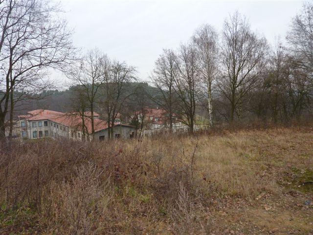 Fot. Nr 6 i 7. Widok ogólny nieruchomości 6. PRZEZNACZENIE NIERUCHOMOŚCI Dla przedmiotowego terenu brak planu zagospodarowania przestrzennego. Zgodnie z art. 154.