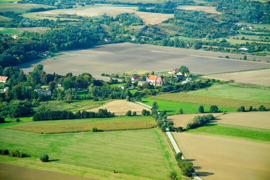 Zdjęcie Panorama miejscowości Topolno Źródło: Plan odnowy miejscowości Topolno. W 2016 r. sołectwo zamieszkiwało 291 osób.