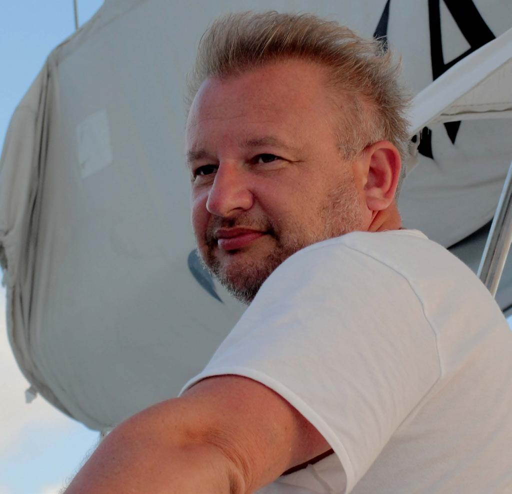 Kapitan Jacek Hryniewski PomysLodawca, Organizator Projektu Kapitan jachtowy (do niedawna Managing Director w MSHP). Żegluje od 30 lat. Doświadczony w organizacji czarterów komercyjnych.