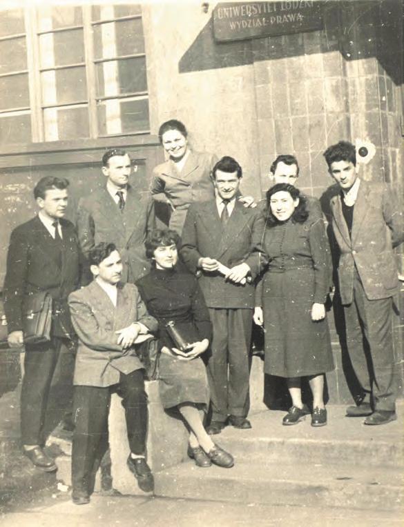 Profesor Witold Broniewicz (górny rząd w środku) ze studentami przed budynkiem Wydziału Prawa na ul.