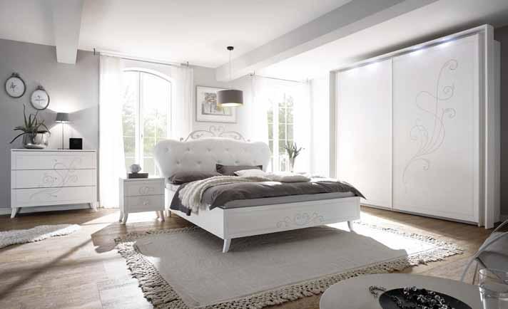 Łóżka: rama z płyty laminowanej białej matowej, wezgłowie tapicerowane białą