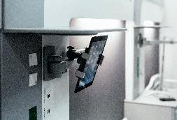 Niniejszy produkt wykonujemy najczęściej z następujących materiałów: Corian ﬁrmy DuPont, niezapalnej płyty laminowanej w klasie B reakcji na ogień o dopasowanej teksturze i fakturze drewna, szkła