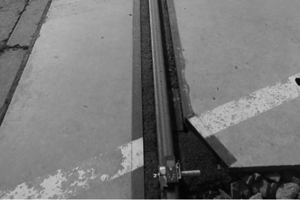Measuring the width of flangeway using MMSj and rolled up meter (own photograph) Przykładnica magnetyczno-pomiarowa wyposażona jest w górnej powierzchni w rowek wzdłużny, który pokrywa się z