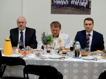 Następnie przełamano się opłatkiem, składając sobie świąteczne życzenia.