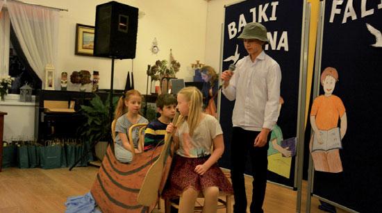 Płyta jest Zespół Szkolno-Przedszkolny w Mostach INNOWACJA PEDAGOGICZNA Bajki na fali dołączona do każdej książeczki.