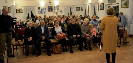 książeczce, czytanej przez jej autorki. Jedna opowieść została wysłuchana z płyty CD. Na koniec jedna z grup uczestnicząca w projekcie przedstawiła swój utwór pt.