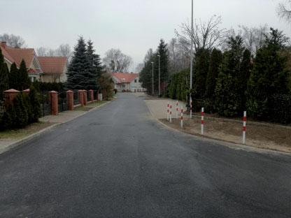 Nowe wiaty przystankowe - nowe estetyczne, funkcjonalne, eleganckie wiaty przystankowe postawiono w Kosakowie oraz Mostach. Koszt 39 972 zł.
