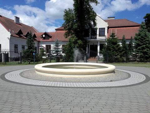 Także i tutaj zamówiono pełne wyposażenie pracowni izyko-chemicznej. Dodatkowo poszerzono parking oraz częściowo wymieniono ogrodzenie.