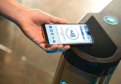 INTUICYJNY I NOWOCZESNY Czysty Android Oba smartfony wyposażono w szybki i sprawnie działający system operacyjny Android TM oraz najnowsze aplikacje od Google.