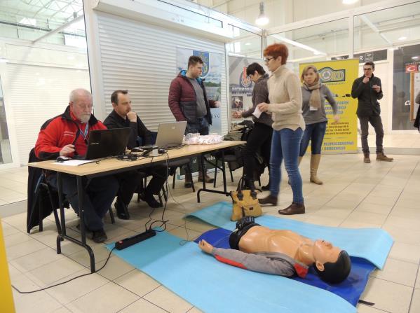 Próbę resuscytacji na fantomie prowadzili pracownicy Automobilklubu.