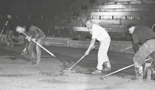 Kultúrno-spoločenský mesačník mesta Ľadová plocha bude tuhnúť sedem týždňov Po mesiaci sa zimný štadión opäť zmenil. Práce pokročili a na konci apríla sa tam betónovala ľadová plocha.