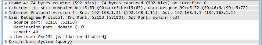 W tym przykładzie Wireshark ma zaznaczoną do analizy ramkę 4 znajdującą się w panelu listy pakietów. Protokoły tego zapytania są wyświetlane w panelu szczegółów pakietów (sekcja środkowa).