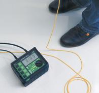 Każdorazowe wymagania dla wartości przewodności posadzki są definiowane przez różne normy i metody pomiarowe: Fot. 1: Pomiar elektrodą pomiarową 2,5 kg Fot. 2: Pomiar człowiek but posadzka Fot.