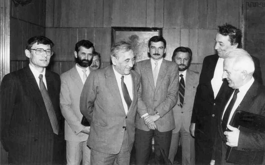 Ilustracje Ireneusz Niewiarowski (pierwszy od lewej) podczas posiedzenia Senatu I kadencji, koniec 1989 r.