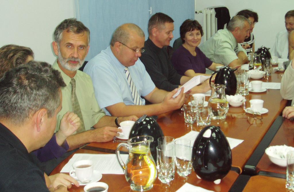 Od lewej siedzą: Krzysztof Oksiuta, Dorota Arciszewska-Mielewczyk, Ireneusz Niewiarowski, Marek Zagórski,