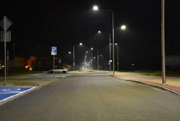 Z kostki brukowej wykonano nawierzchnię chodnika i ścieżki rowerowej o łącznej powierzchni 4 380,4 m 2, w tym: ścieżka rowerowa na odcinku o długości 767,5 m.b. i szerokości zmiennej od 2 do 2,2 m strona lewa o łącznej długości 38,3 m i szerokości 2 m strona prawa.