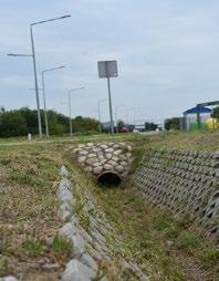 b. oraz przystanek komunikacyjny wyposażony w peron dla pieszych.