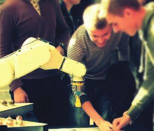 Zaprojektujesz i zbudujesz układ sterowania robotem lub pojazdem autonomicznym. Zobaczysz jak projektuje się gniazda wytwórcze i planuje ich pracę.