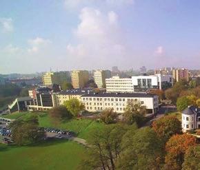 kampus wszystkie wydziały zlokalizowane w jednym miejscu cztery domy studenckie nowoczesna stołówka i barki, Klub Studencki Kazik parkingi, obiekty sportowe oraz