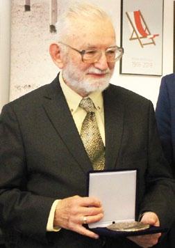 KULTURA Mikołaj w Kobyłce Głośnym dźwiękiem dzwoneczka przywitał w swoje imieniny brodaty Mikołaj wszystkich, zarówno młodszych jak i starszych mieszkańców tłumnie zebranych na placu przed