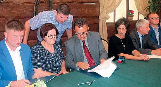 DOTACJE NA ZAKUP STROJÓW LUDOWYCH I MODERNIZACJĘ DRÓG W ramach programu Odnowa Wsi Świętokrzyskiej 2017 Zarząd Województwa Świętokrzyskiego przyznał pieniądze na niewielkie, choć ważne projekty, m.in.