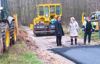 Podpisanie umowy na środki pozyskane od Zarządu Województwa Świętokrzyskiego na modernizację dróg oraz zakup strojów ludowych.