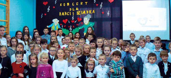 32 oświata Życzenia dla babci, która łzy radości roni i sto buziaków dla dziadka, co serce dla wnuków ma na dłoni, przekazali podczas uroczystych koncertów uczniowie Publicznych Szkół Podstawowych w