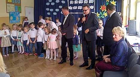 Wśród zaproszonych gości byli liczni dziadkowie, babcie, a także dyrektorzy szkół, nauczyciele, rodzice, uczniowie, Wójt Gminy Iwaniska Marek Staniek, przewodniczący Rady Gminy Andrzej Ścibisz, Radni