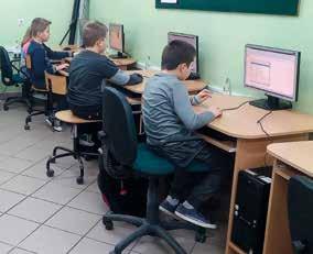 Publicznej Szkoły Podstawowej w Iwaniskach Anna Michalska Kapsiak oraz Dyrektor Publicznej Szkoły Podstawowej w Iwaniskach Wacław Słowik.