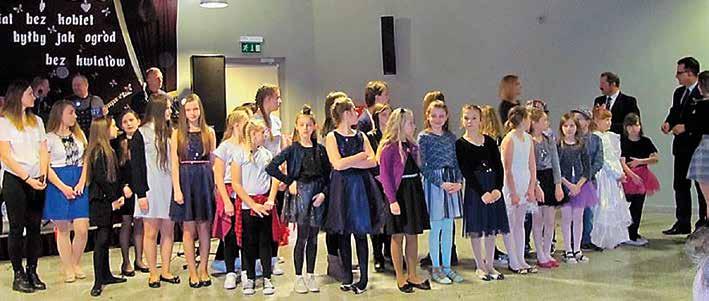 Centrum Biblioteki i Kultury w Iwaniskach pod czujnym okiem Magdaleny Szemraj i Elżbiety Dziamy.