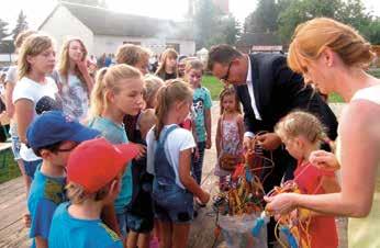 Roztańczone, rozśpiewane, rozpoznawalne po wymalowanych niczym u Indian buziach dzieci chętnie uczestniczyły w zorganizowanych dla nich zabawach.