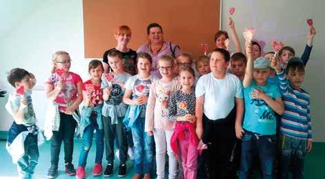 Pracowały jednocześnie dwie grupy wiekowe. Na dzieci czekał poczęstunek w postaci pizzy ufundowany przez Wójta Gminy Iwaniska Marka Stańka.