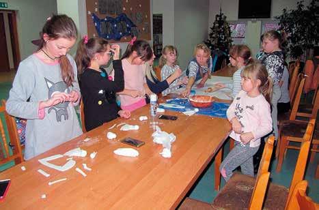 dzieła, wykorzystując nietypowe materiały i techniki pracy: wycinanie z papieru, kartonu, tkanin, materiałów recyklingowych.