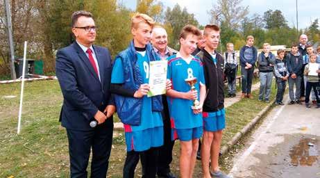 na stadionie sportowym w miejscowości Iwaniska odbyły się Powiatowe Sztafetowe Biegi Przełajowe. W zawodach brało udział około 90 biegaczy z powiatu opatowskiego.
