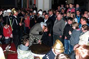 O godzinie 6 rano w niedzielę bicie w bęben będzie słychać na rezurekcji w kościele parafialnym w Iwaniskach. Bębnienie ogłasza dobrą nowinę o zmartwychwstaniu Jezusa.