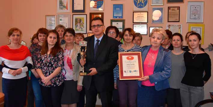 edukacyjnych i kulturalnych nagrodę w postaci certyfikatu i statuetki, którą odebrał Wójt Gminy Iwaniska Marek Staniek.