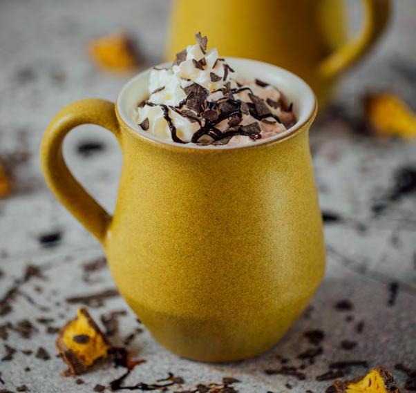 MIODOWA MOCHA Krok 1. Przygotuj podwójne espresso w kubku o pojemności 12oz Krok 2. Dodaj dwie porcje syropu DaVinci Honeycomb i 1 płaską miarkę czekolady w proszku (ok. 25g) Krok 3.